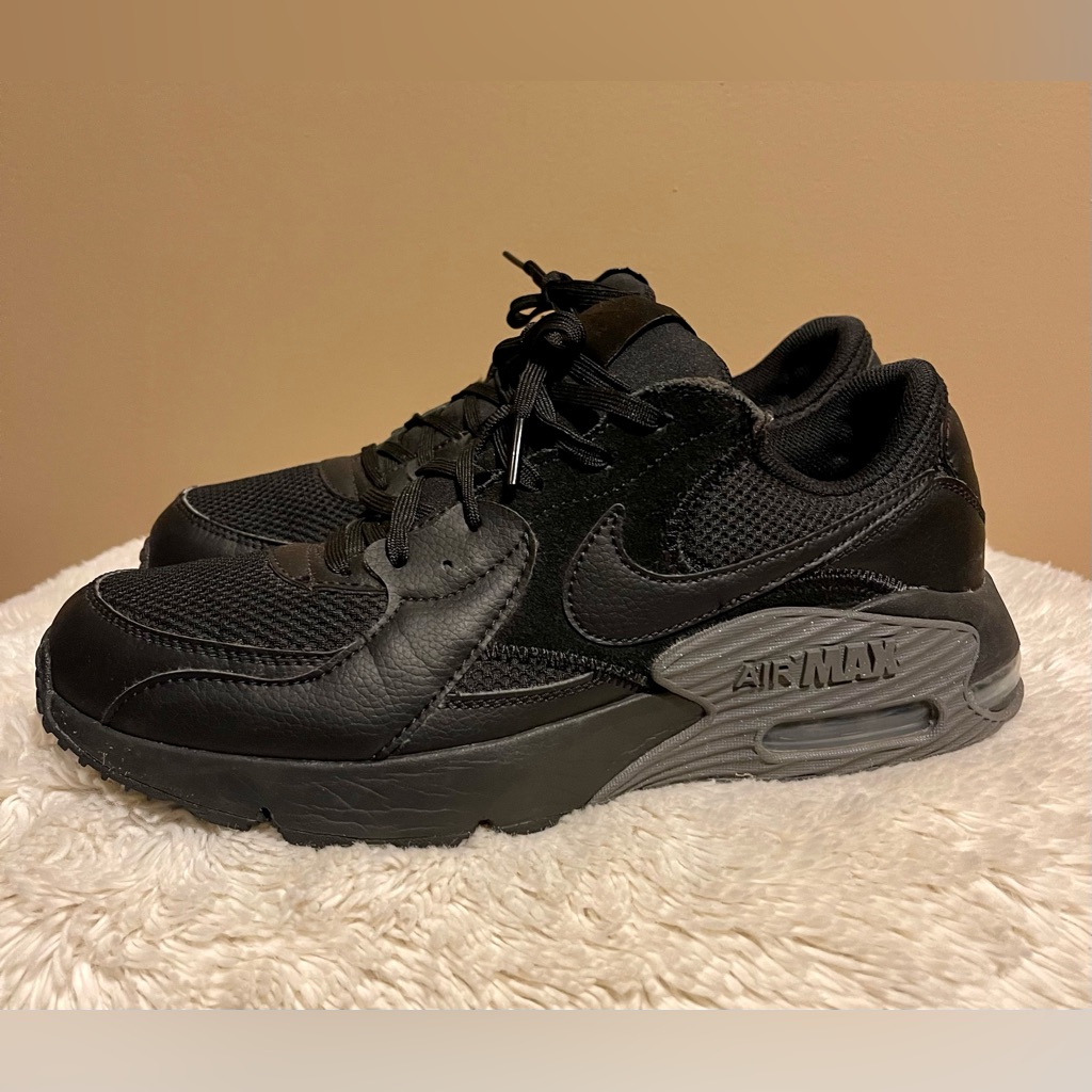 Air Max Nike Black Mens Sneakers. Size 9.5.